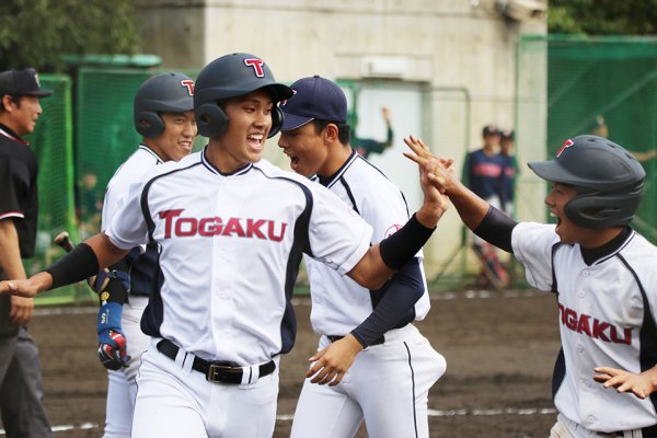 東洋学園大学_2018秋季リーグ第3戦_三戸選手のタイムリーでホームインした高野選手（右）と高嶋選手（左）のハイタッチ