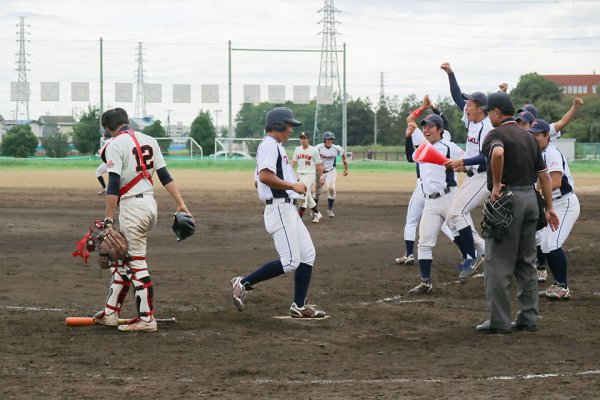 東洋学園大学_2018秋季リーグ第4戦_サヨナラのホームインで歓喜のベンチ