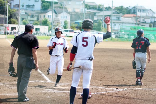東洋学園大学_2017秋季リーグ第2戦_本塁に生還する山崎選手