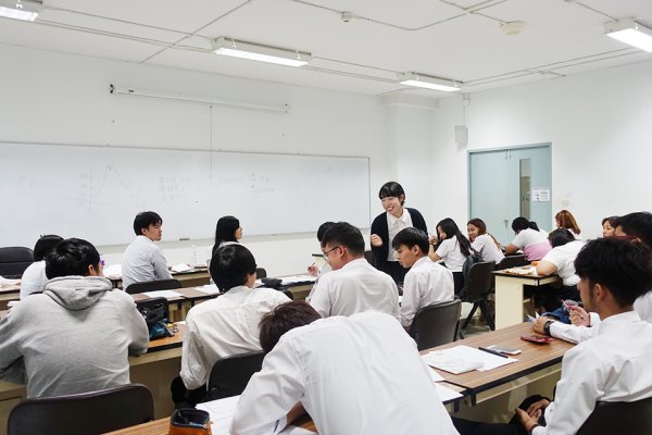 東洋学園大学_写真 4　教育実習をする学生