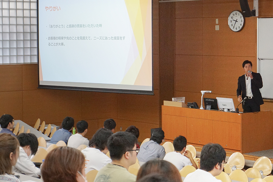 東洋学園大学_人間科学部科目「人間科学基礎演習A」の特別講義「ようこそ。卒業生」を実施
