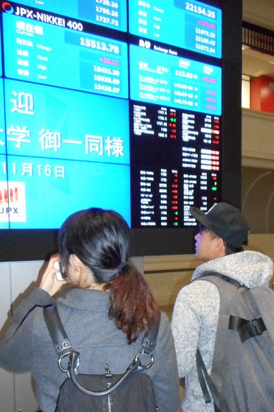 東洋学園大学_東京証券取引所を見学する学生たち