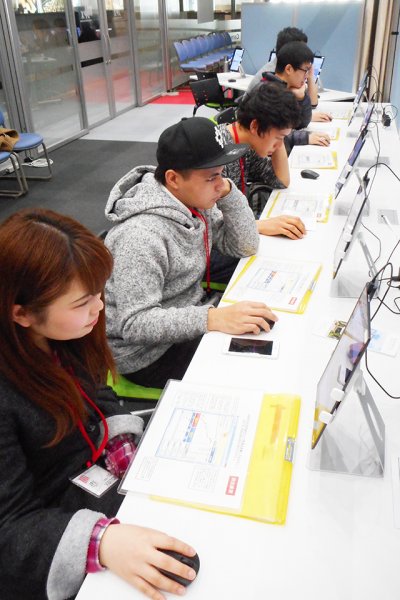 東洋学園大学_投資シミュレーションに挑戦する学生たち