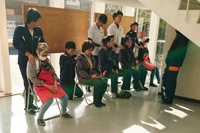 東洋学園大学_硬式野球部による「肩もみコーナー」