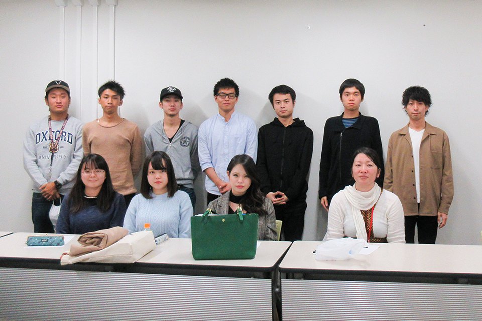 東洋学園大学_多文化理解ゼミIIのゼミ生と宍倉氏（前列右）