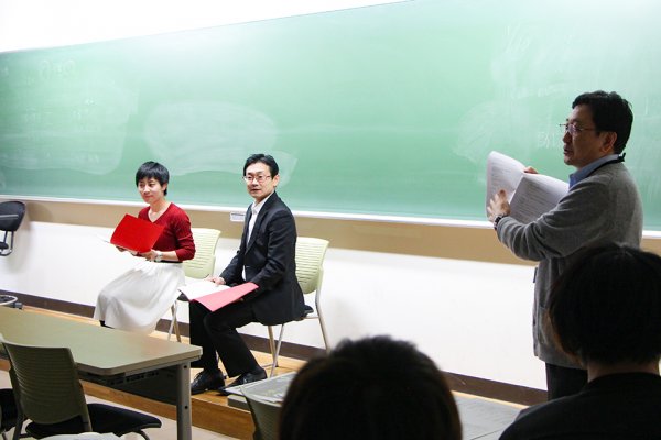 東洋学園大学_今井教授と船井氏、小泉氏