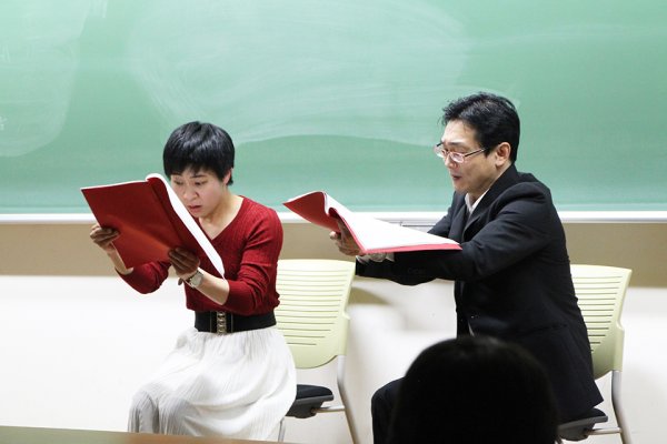 東洋学園大学_松本ゼミが翻訳した台本を朗読する船津氏と小森氏