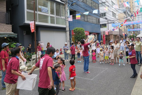東洋学園大学_大横丁通りイベント（玉入れ）
