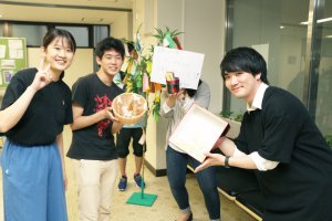 東洋学園大学_2018七夕_お菓子を配る学生会スタッフ