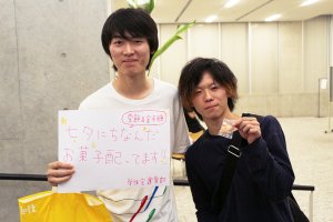 東洋学園大学_2018七夕_お菓子を配る学生会スタッフ2