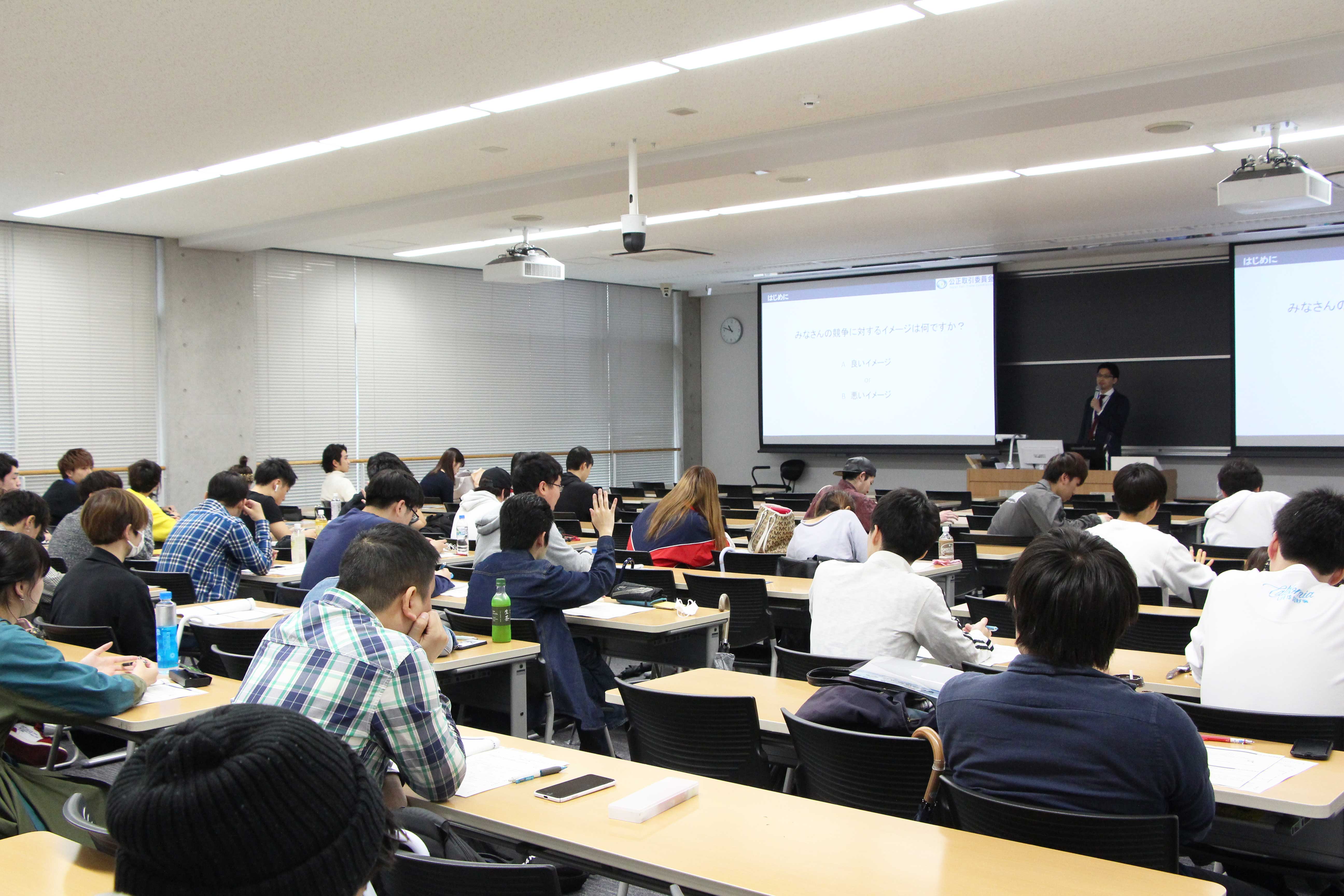 東洋学園大学_公正取引委員会の職員を招いた特別講義「独占禁止法教室」の模様