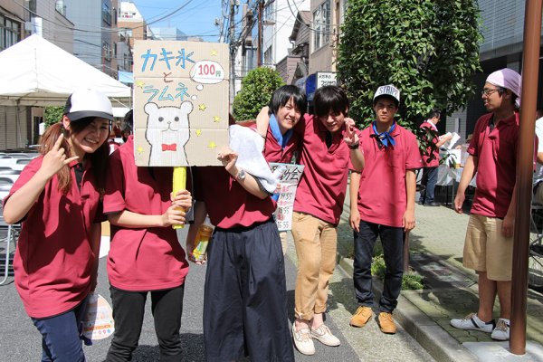 東洋学園大学_大横丁通りイベント（学生の様子）