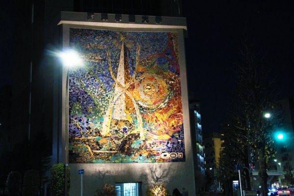東洋学園大学_ライトアップされたフェニックス・モザイク