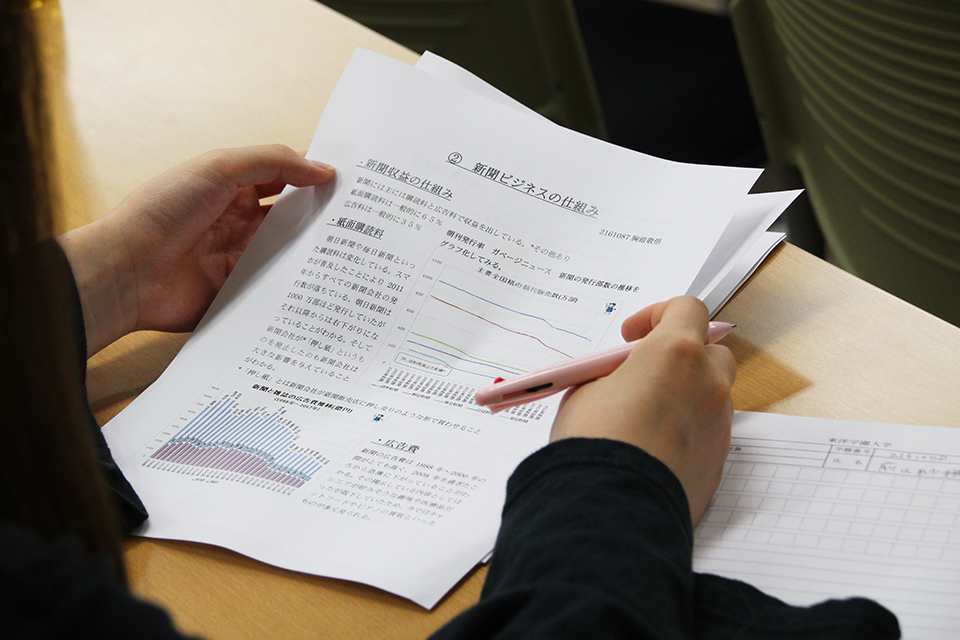 東洋学園大学_グローバル・コミュニケーション学部科目「報道とメディアの世界」プレゼンテーションの模様