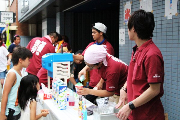 東洋学園大学_大横丁通りイベント（学生たちの様子）
