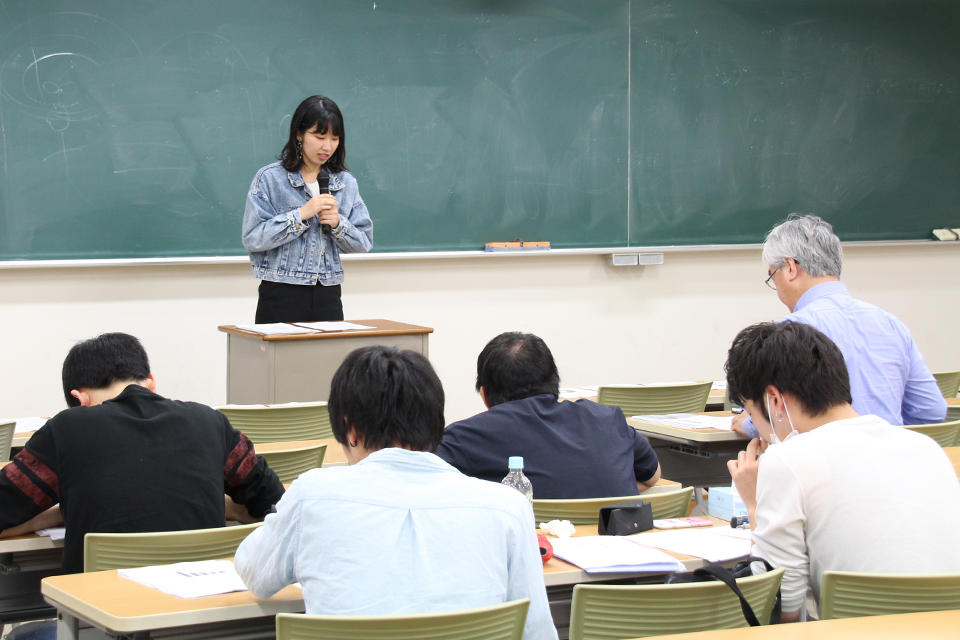 東洋学園大学_グローバル・コミュニケーション学部科目「報道とメディアの世界」プレゼンテーションの模様