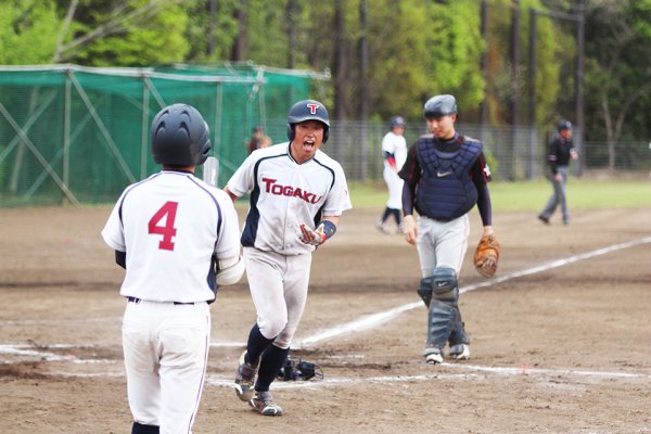 東洋学園大学_小山選手の適時打で先制のホームを踏む上野主将