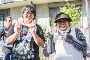 東洋学園大学_地域の方と一緒に出店を担当する学生（左）