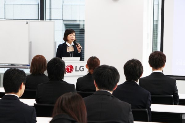 東洋学園大学_LGエレクトロニクス・ジャパン本社で金敬花氏による説明を聞く学生たち