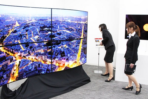 東洋学園大学_LGエレクトロニクス・ジャパン本社で曲面加工された有機ELテレビを見学する学生たち