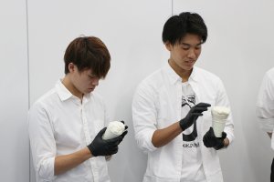 東洋学園大学_企業見学会（エービーシー商会）_断熱材に驚く学生