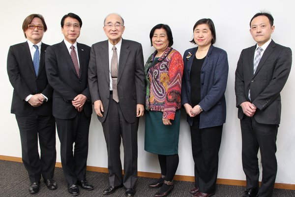 東洋学園大学_日本FP協会白根理事長と本学の江澤理事長、原田学長ら