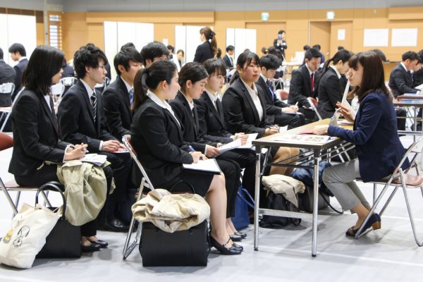 東洋学園大学_学内企業セミナーの様子
