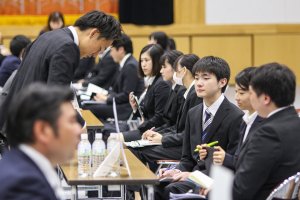 東洋学園大学_学内企業セミナー_緊張の学生
