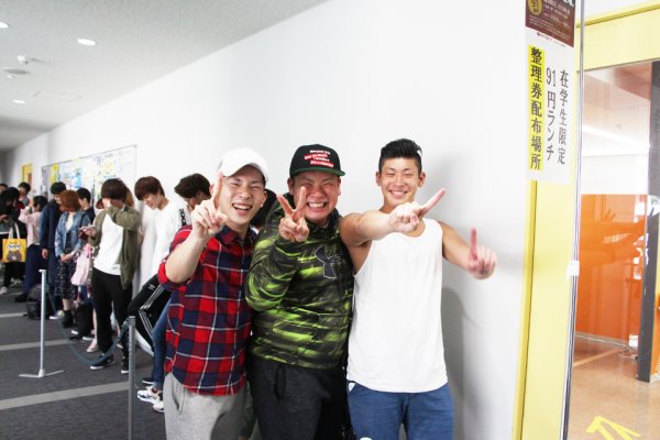 東洋学園大学_91円ラーメンイベント整理券の列