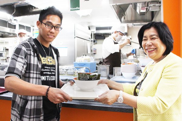 東洋学園大学_91円ラーメンイベント_学長と学生