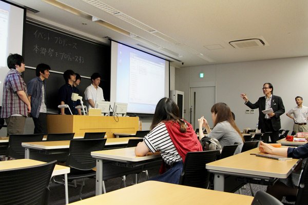 東洋学園大学_イベントプロデュース_岡星教授による講評の様子