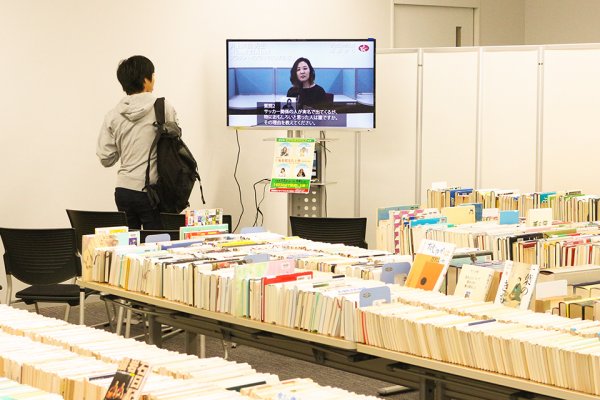 東洋学園大学_ビブリオスクエア_動画上映の様子