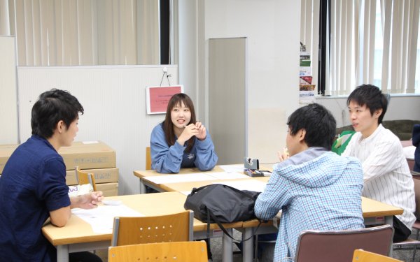 東洋学園大学_帰国者報告会_グループディスカッションの様子