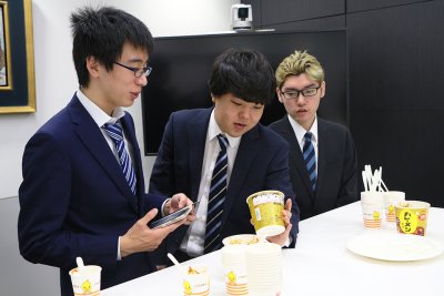東洋学園大学_日清食品と八塩ゼミの産学連携_カレーメシ試食