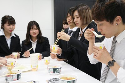 東洋学園大学_日清食品と八塩ゼミの産学連携_どん兵衛食べ比べ