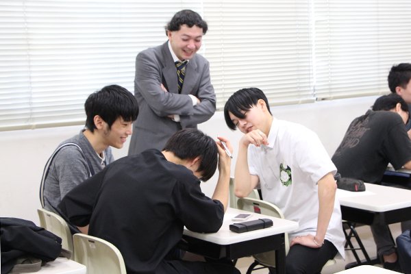 東洋学園大学_作戦会議をする学生と秀明大の荒井教授