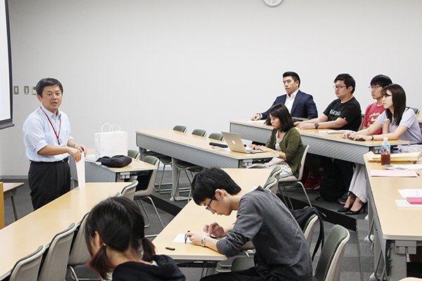 東洋学園大学_JPX社員から融資に関する説明を受ける学生たち