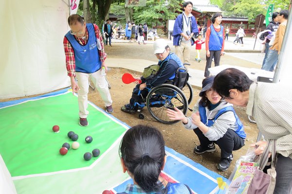 東洋学園大学_根津・千駄木下町まつりのボッチャ体験ブース