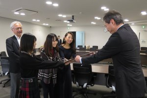 東洋学園大学_理事長賞授与（荻野ゼミ）