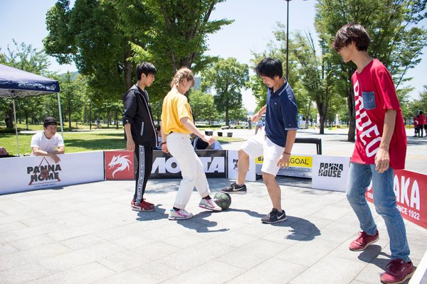 東洋学園大学_ストリートサッカー_2on2のプレー風景