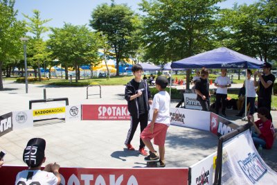 東洋学園大学_ストリートサッカー_来場者と対戦する学生