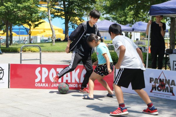 東洋学園大学_ストリートサッカー_来場者と対戦する学生2