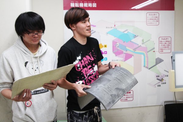 東洋学園大学_情報化社会ゼミIの朝日新聞社見学_鉛版を持つ学生