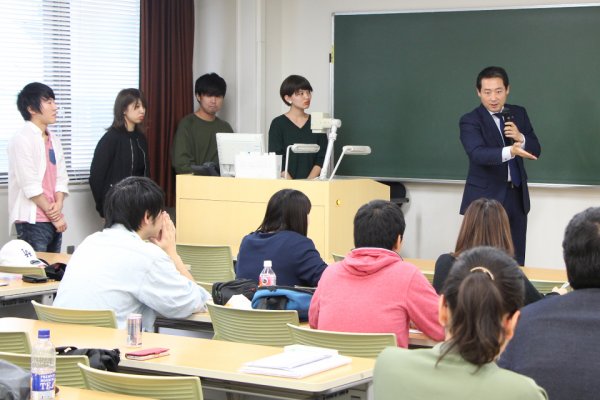 東洋学園大学_アドバイスを聞く学生たち