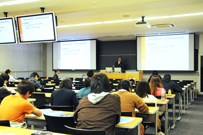 東洋学園大学「広告論」2012.10.24 臨時講師　授業風景