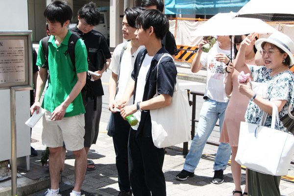 東洋学園大学_本郷の歴史と文学_実盛坂を眺める学生