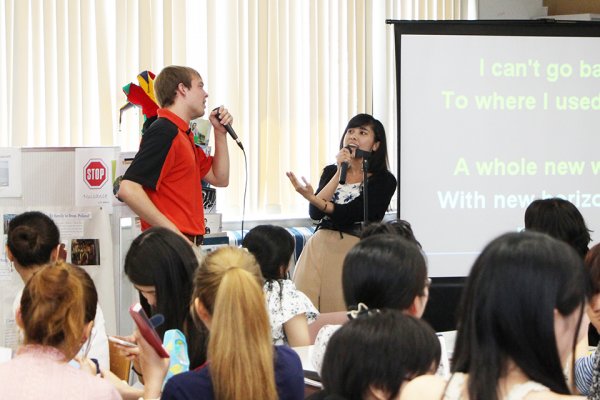 東洋学園大学_English Loungeカラオケイベント