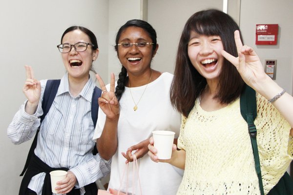 東洋学園大学_記念撮影をするamiと学生