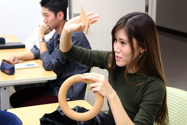 東洋学園大学_岩谷マテリアル産学連携_コルクの質感について質問する学生