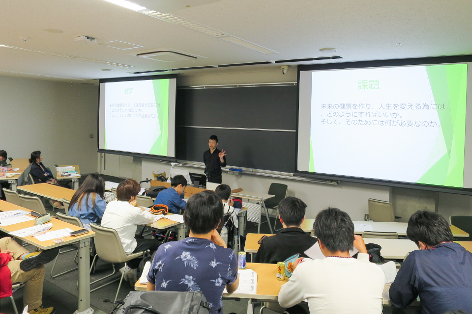 東洋学園大学_人間科学部科目のゲスト講師として本学卒業生で（株）ファクトリージャパングループに勤務する鈴木氏が来学